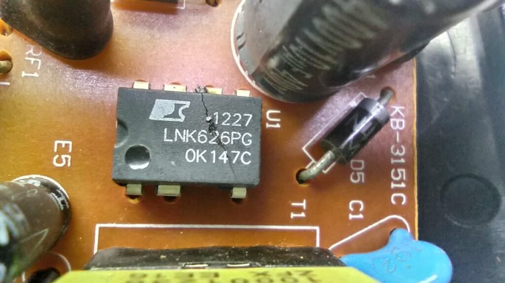 шим-контроллер LNK626PG